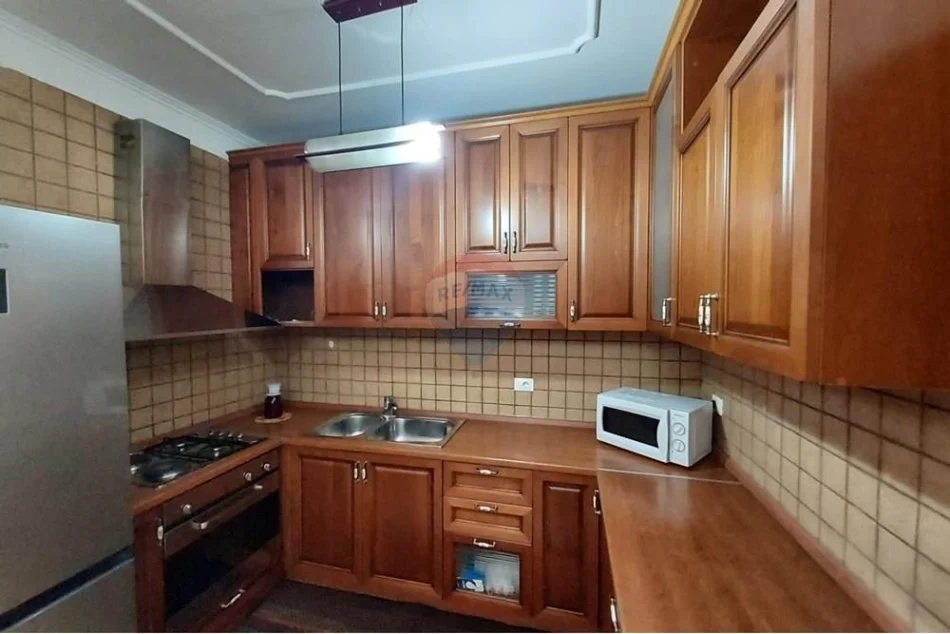 Tirane, jepet me qera apartament 1+1 , 70 m² 550 € (Kompleksi Delijorgji)