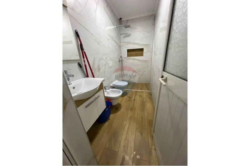 Tirane, jap me qera apartament 1+1+Ballkon Kati 5, 81 m² 600 € (Stacionit të Trenit, tek BKT)