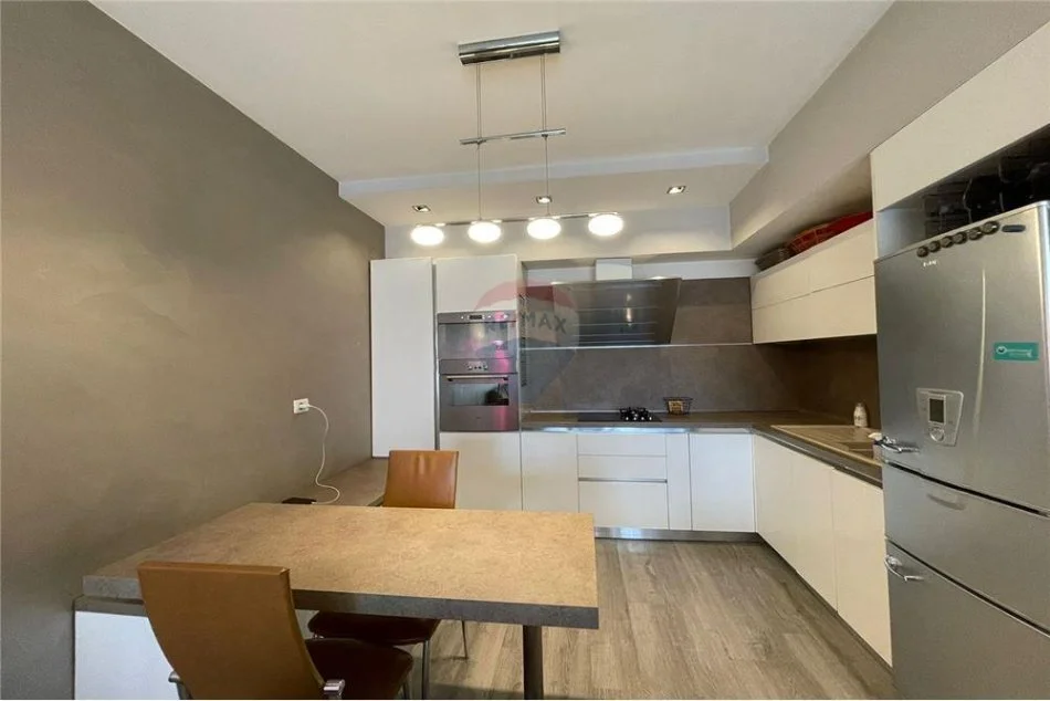 Tirane, jepet me qera apartament 2+1+Ballkon , 110 m² 650 € (Rruga e Kavajes)