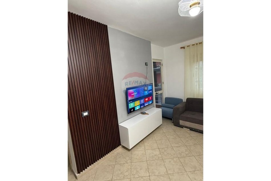 Durres, jepet me qera apartament 1+1 Kati 4, 50 m² 300 € (Shkembi kavajes)