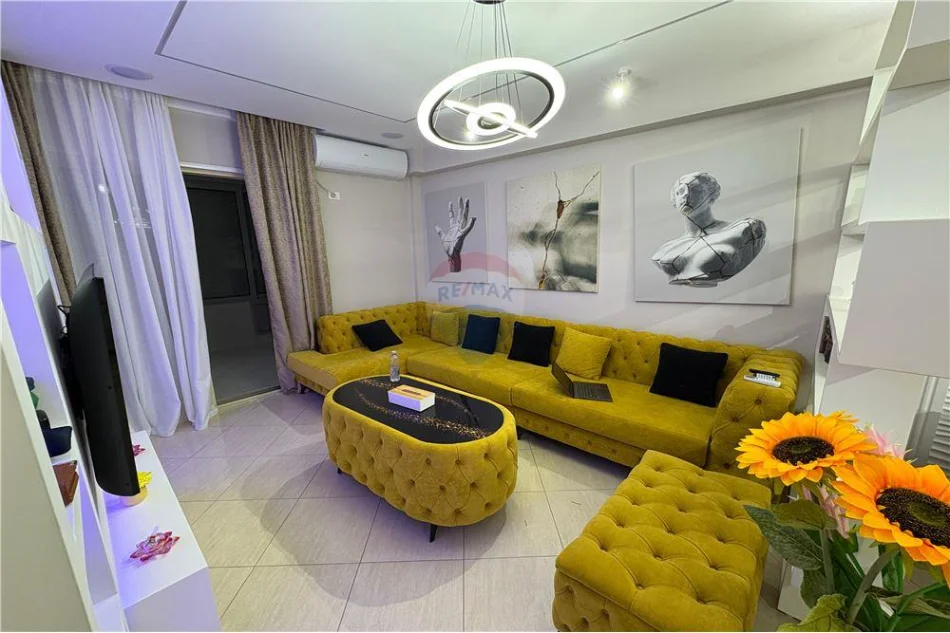Vlore - Lungomare, shitet apartament 1+1 Kati 4, 74 m² 195.000 € (Rruga Reshat Osmani, Vlore)