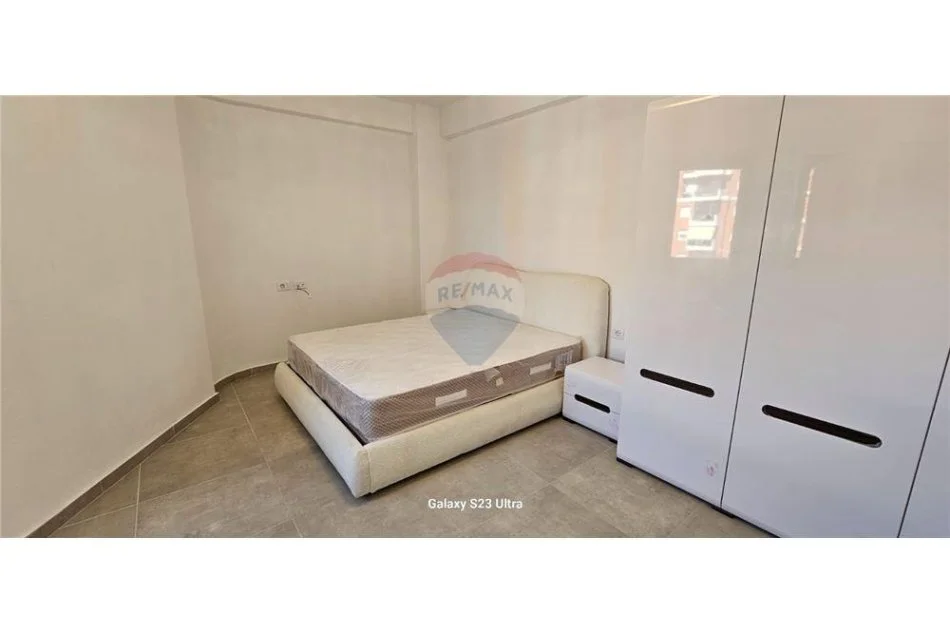 Tirane, jepet me qera apartament 2+1 , 104 m² 650 € (ish fusha e aviacionit)