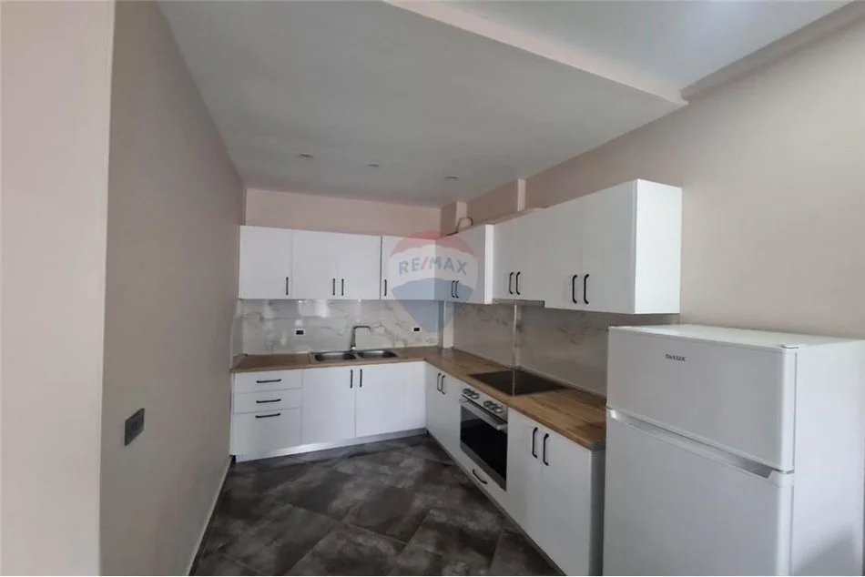 Vlore, jepet me qera apartament 1+1 Kati 7, 76 m² 400 € (Pranë Conad, Ismail Qemali, Vlorë)