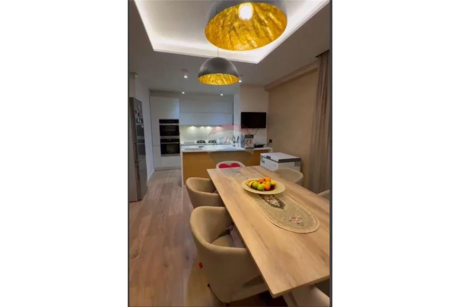 Vlore, jepet me qera apartament duplex 3+1+Ballkon Kati 6, 265 m² 350.000 € (Rruga Enver Jaho, Vlore)