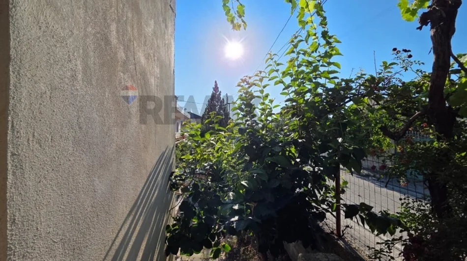Vlore, shitet shtepi 1+1+Ballkon Kati 1, 326 m² 100.000 € (Haxhi xhyheri - Pran auto lyerje makinash - Rruga Gjergj Kastrioti, Vlorë)
