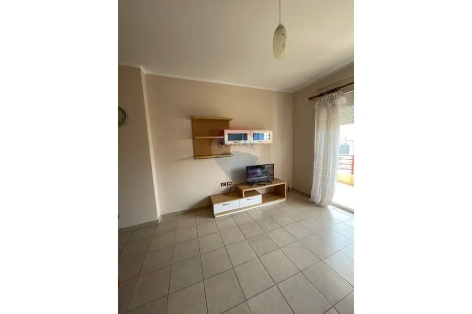 Vlore, jepet me qera apartament 1+1 Kati 6, 65 m² 350 € (Lungomare, Vlorë)