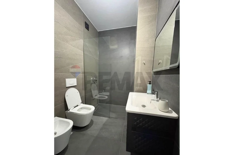 Tirane, jepet me qera apartament 2+1 , 