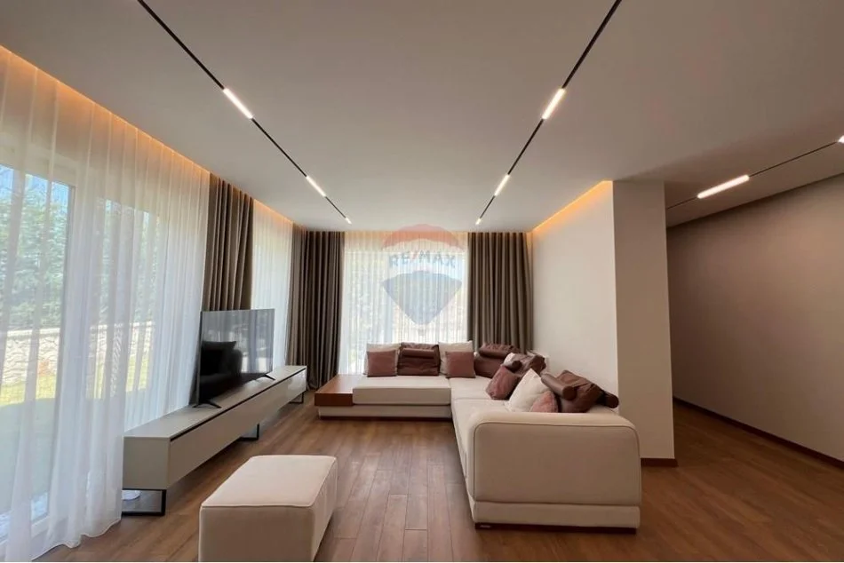 Tirane, jepet me qera Vile , 400 m² 4.000 € (Vilat Forest, Liqeni I Thatë, Tiranë)