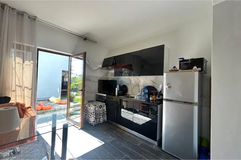 Vlore, jepet me qera shtepi 4+1 Kati 1, 255 m² 380 € (Babice e Madhe, Vlore)