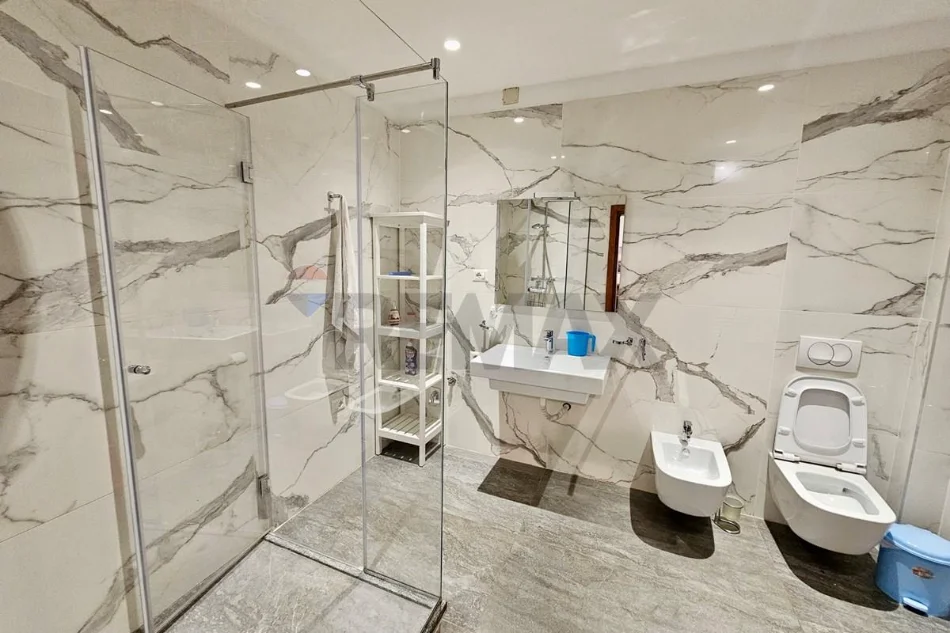 Tirane, shitet apartament , 182 m² 365.400 € 