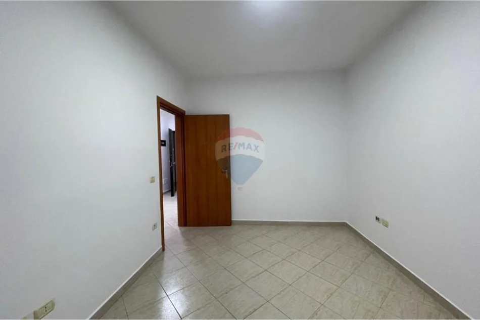Tirane, jepet me qera apartament , 80 m² 400 € 