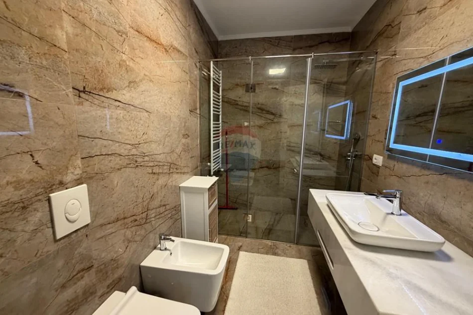 Tirane, jepet me qera Vile 3 Katshe Kati 4, 220 m² 3.000 € (Farke e vogel)