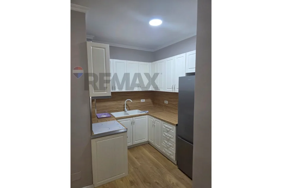 Tirane, jepet me qera apartament 1+1+Ballkon Kati 3, 61 m² 700 € (Liqeni i Thate)