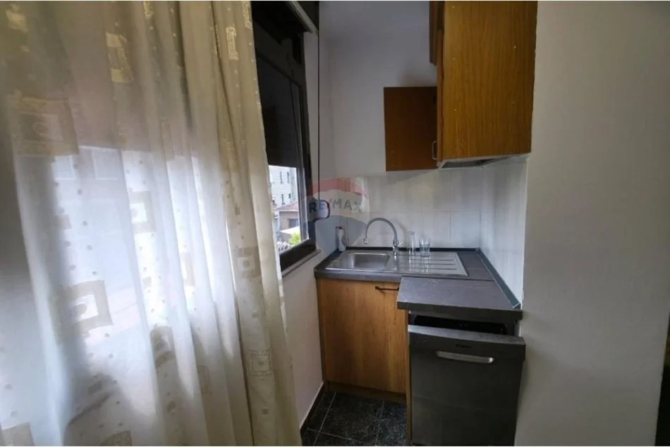 Tirane, jepet me qera 1+1 , 120 m² 450 € (Rruga Bardhyl, Brryli, Tiranë)