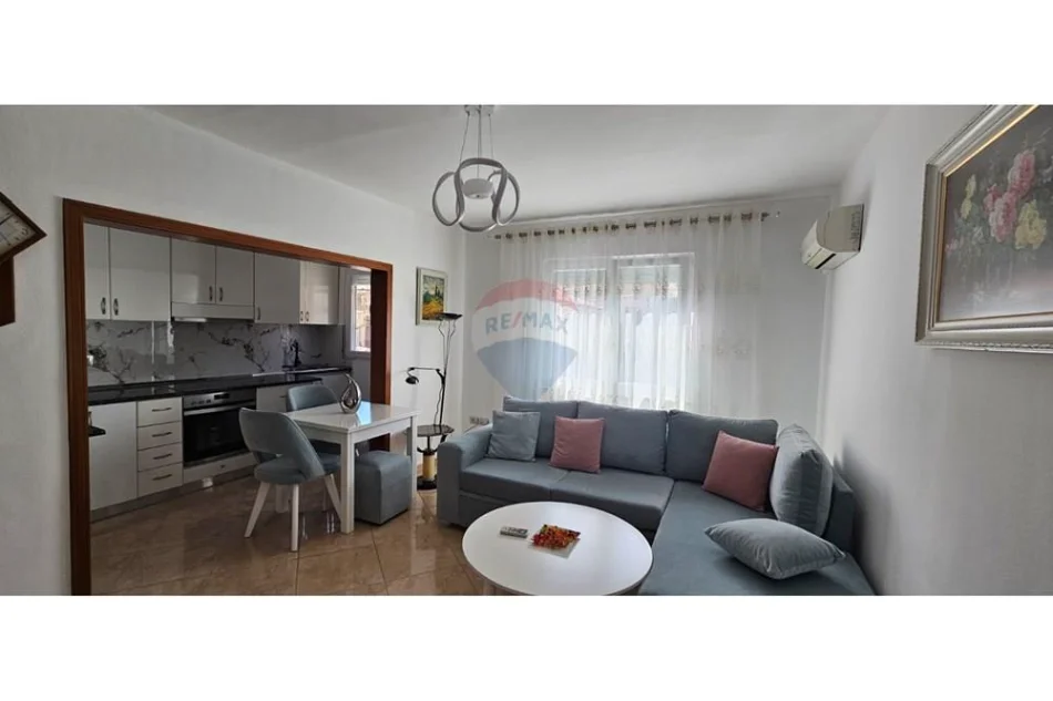 Tirane, jepet me qera apartament 1+1 , 600 € (21 DHJETORI)