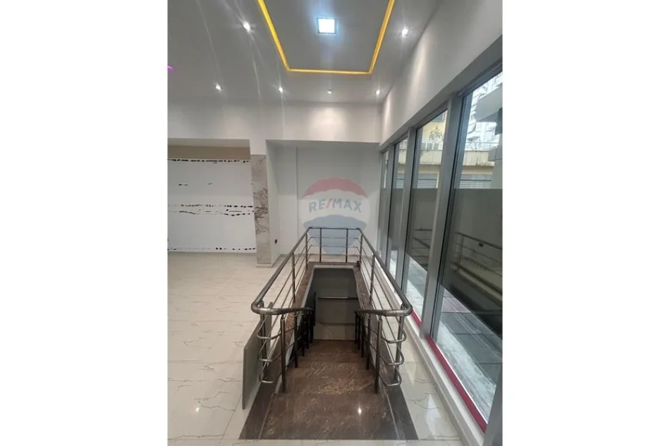 Vlore, shitet dyqan Kati 1, 112 m² 145.000 € (Bulevardi Ismail Qemali,pran Conad, Vlore)