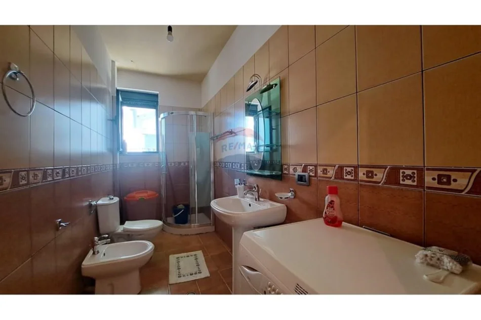 Vlore - Lungomare, jepet me qera apartament 2+1+Ballkon Kati 6, 105 m² 600 € (Rruga Cameria, Lungomare, Vlore)