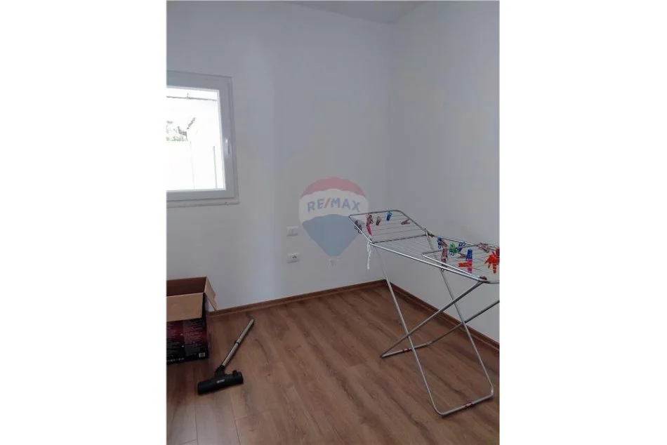 jepet me qera shtepi +Ballkon  650 € (Xhamlliku)