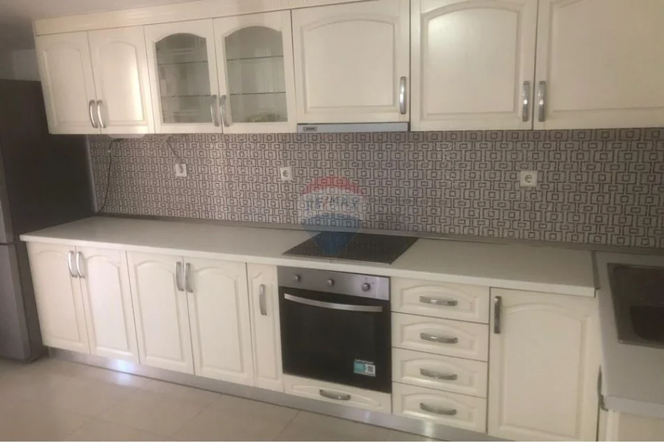 Tirane, jepet me qera apartament duplex 2+1 , 120 m² 650 € (Bill Klinton)