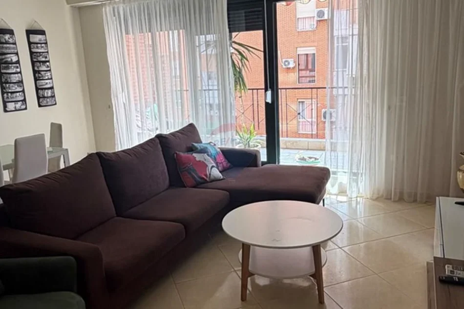 Tirane, jepet me qera apartament 2+1+Aneks+Ballkon Kati 2, 103 m² 800 € (Kompleksi Delijorgji)