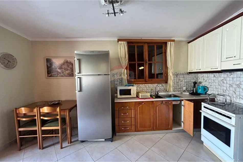 Vlore, jepet me qera shtepi 1+1 Kati 1, 64 m² 350 € (Rruga Pelivan Leskaj, Vlorë)