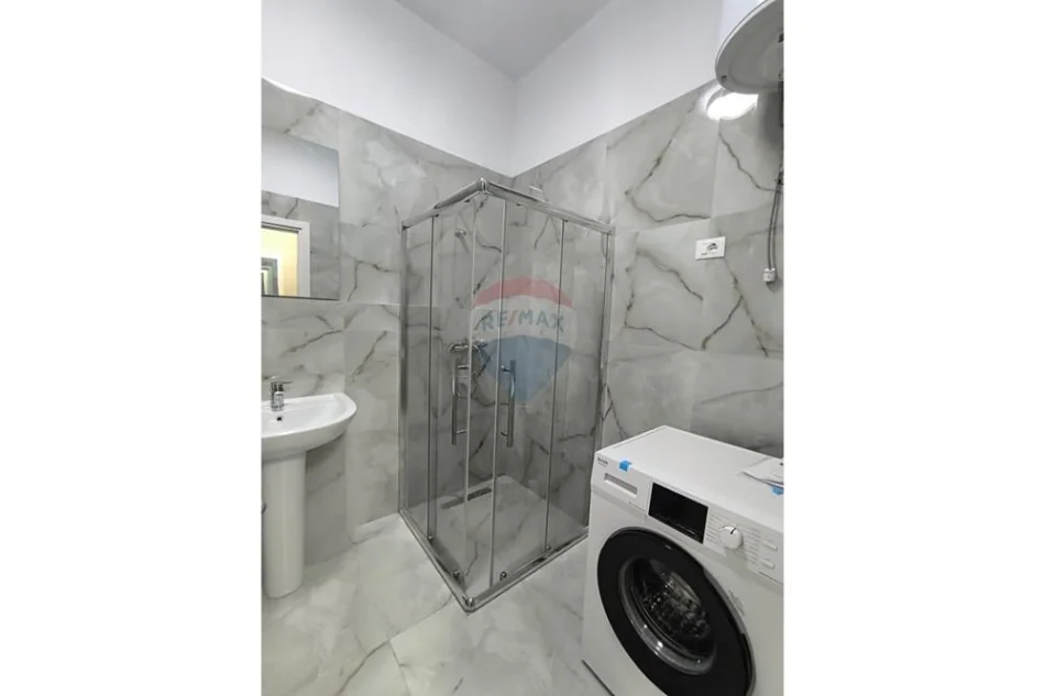 Tirane, jepet me qera apartament 1+1 , 72 m² 600 € (aura residence)