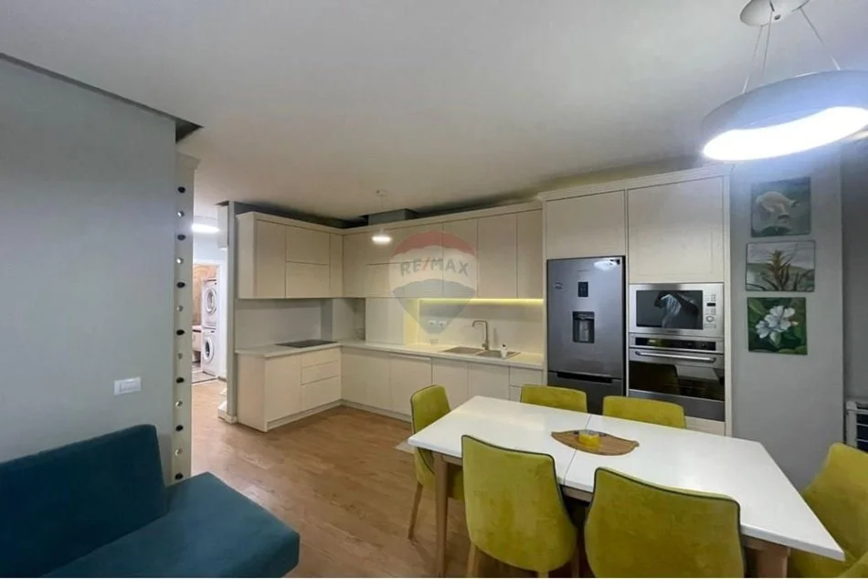 Tirane, jepet me qera apartament 2+1 , 115 m² 800 € (Kompleksi Kontakt, 21 Dhjetori)