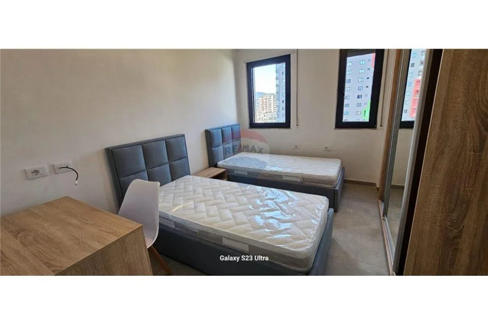 Tirane, jepet me qera apartament 2+1+Ballkon Kati 4, 105 m² 650 € 