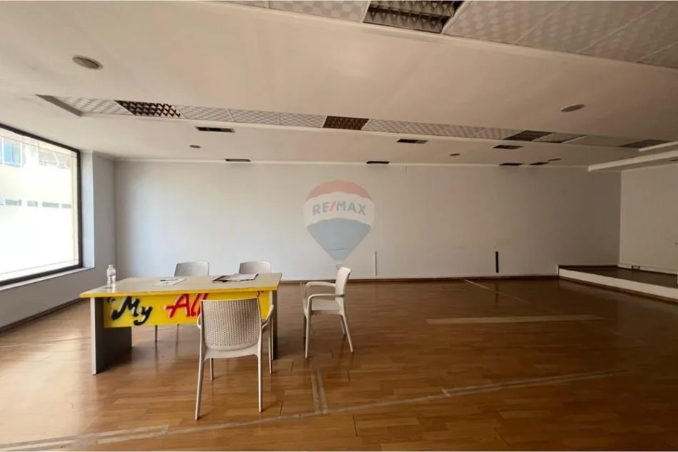 Tirane, jepet me qera ambjent biznesi Kati 3, 87 m² 1.000 € 
