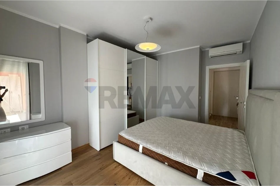 Tirane, jepet me qera apartament 1+1 Kati 2, 74 m² 700 € (zogu i zi)