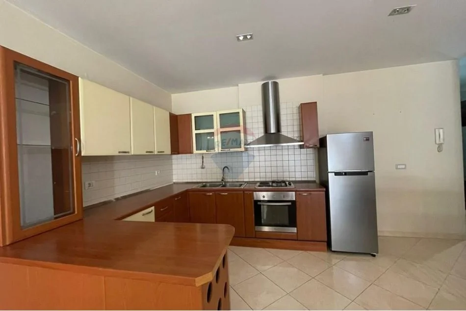 Tirane, jepet me qera apartament 2+1+Aneks+Ballkon , 115 m² 550 € 