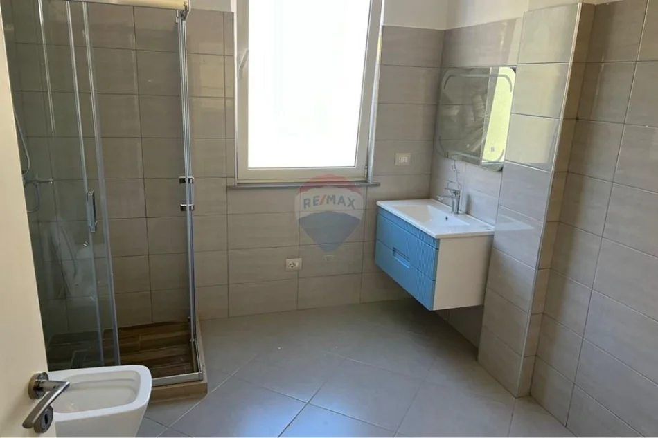 Tirane, jepet me qera apartament 2+1 Kati 2, 100 m² 600 € 