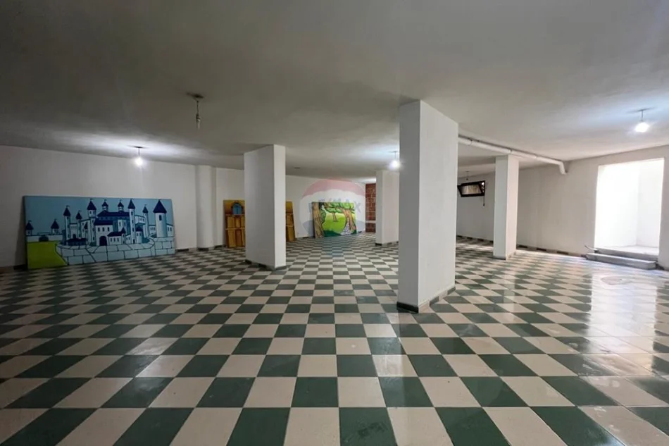 Vlore, jepet me qera magazine Kati -1, 247 m² 500 € (Blv. Ismail Qmali, Ambulanca, Vlore)