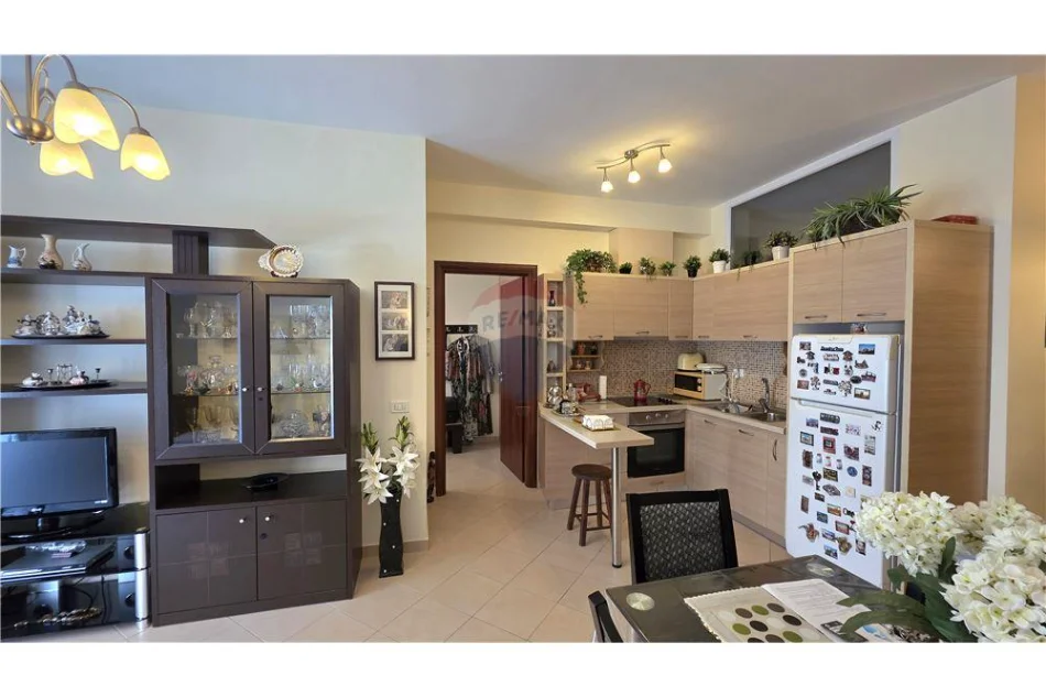 Vlore - Lungomare, jepet me qera apartament 1+1+Ballkon Kati 4, 74 m² 450 € (Rruga Reshat Osmani, Vlore)