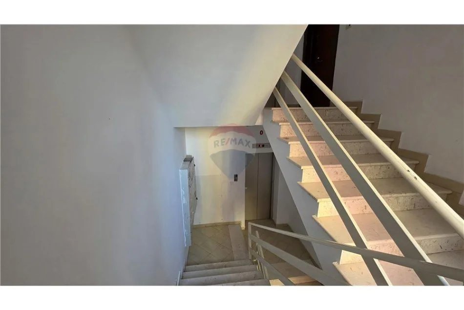 Vlore, shitet apartament 2+1+Ballkon , 103 m² 150.000 € (Rr . e Cipajve)