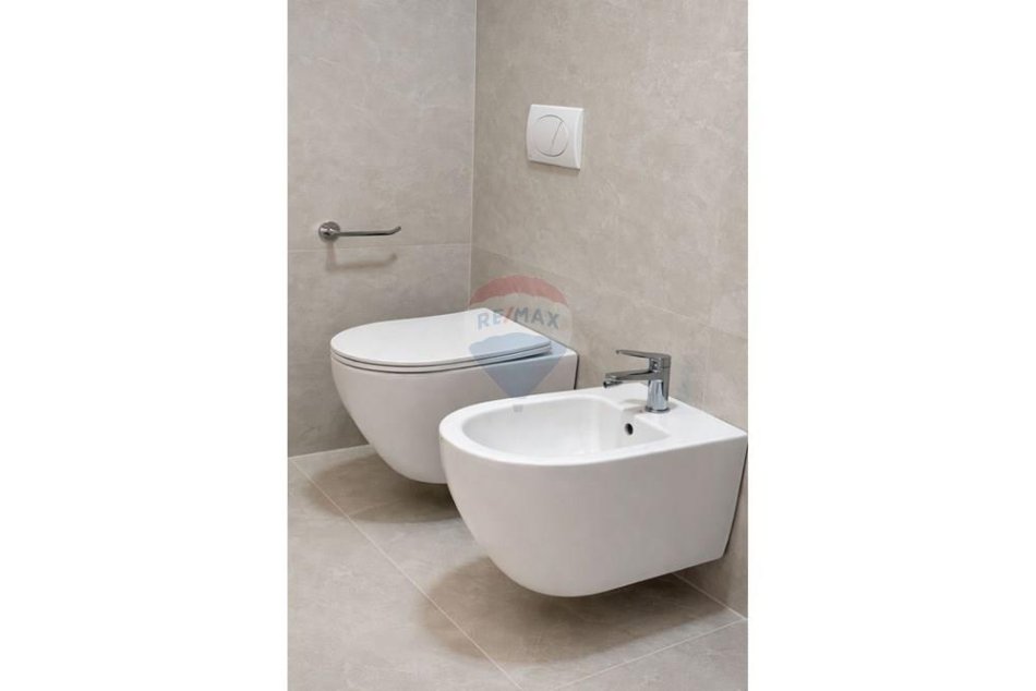 Tirane, jepet me qera zyre , 67 m² 700 € 