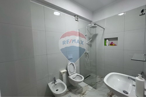 Tirane, jepet me qera apartament 2+1+Ballkon Kati 6, 100 m² 700 € (fusha e Aviacionit)