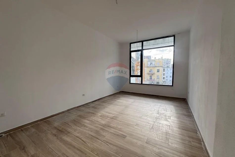 Tirane, jepet me qera ambjent biznesi Kati 2, 38 m² 650 € 