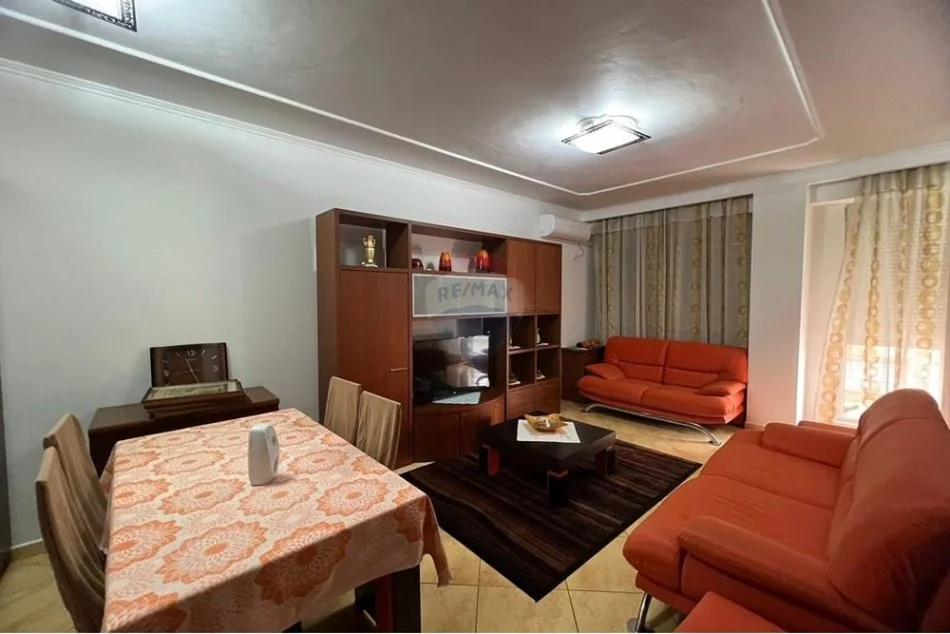 Tirane, jepet me qera apartament 1+1 Kati 1, 76 m² 500 € (Kompleksi Deliorgji)