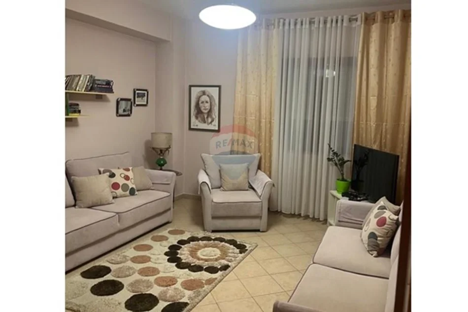 Tirane, jepet me qera apartament 2+1+Ballkon Kati 4, 106 m² 700 € (Rruga e Kavajes)