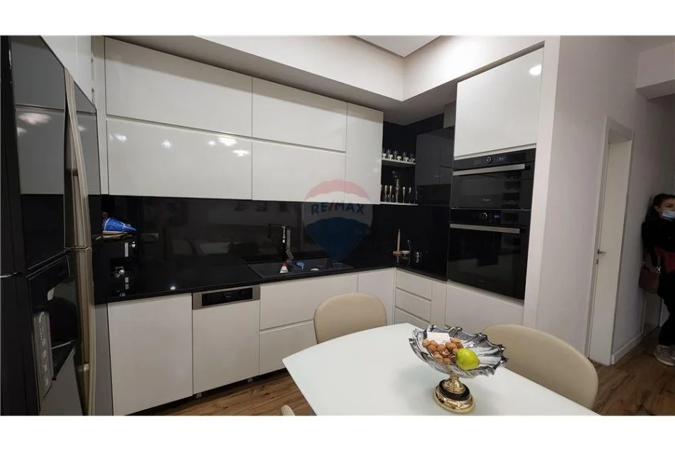 Tirane, jepet me qera apartament 2+1 Kati 7, 105 m² 850 € (Rruga Kavajes - Globe - Rruga e Kavajës, Tiranë)