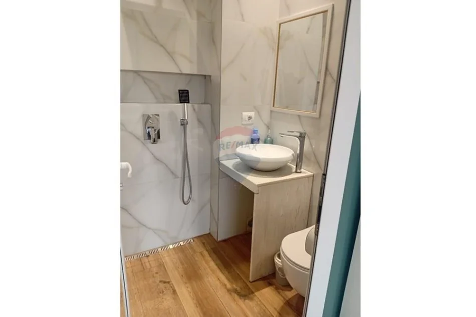 Tirane, shitet apartament 1+1 , 179.000 € 