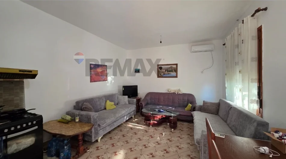 Vlore, shitet shtepi 1+1+Ballkon Kati 1, 326 m² 100.000 € (Haxhi xhyheri - Pran auto lyerje makinash - Rruga Gjergj Kastrioti, Vlorë)