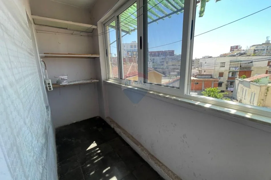 Tirane, shitet apartament 2+1+Ballkon Kati 3, 75 m² 147.000 € (Ali demi)