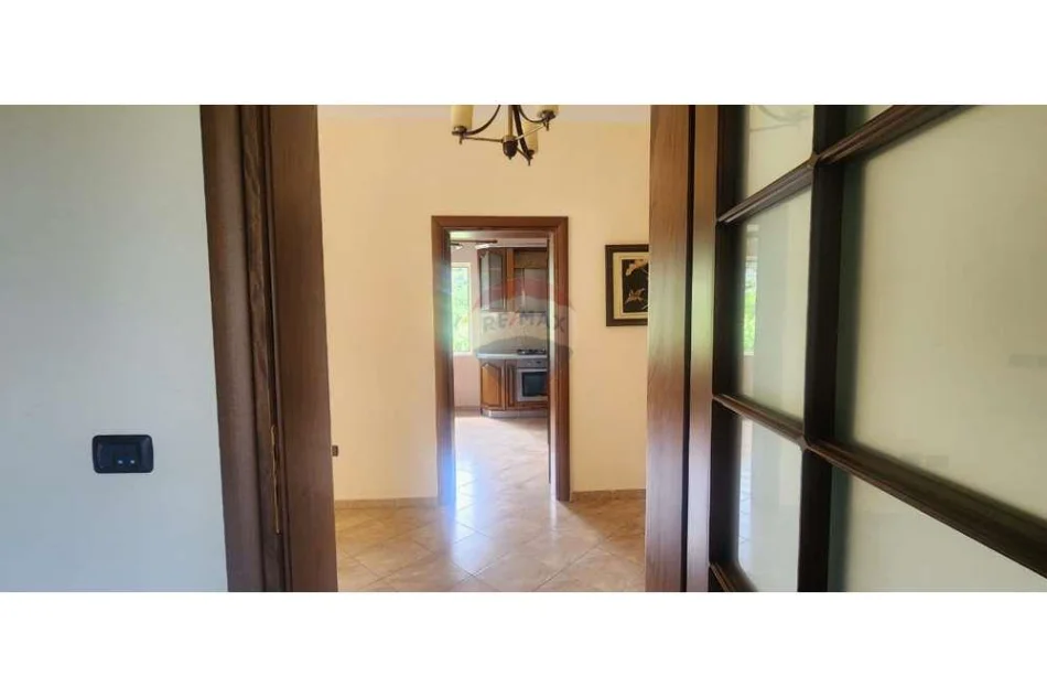 Tirane, shitet Vile , 500 m² 200.000 € (Peze helmas)