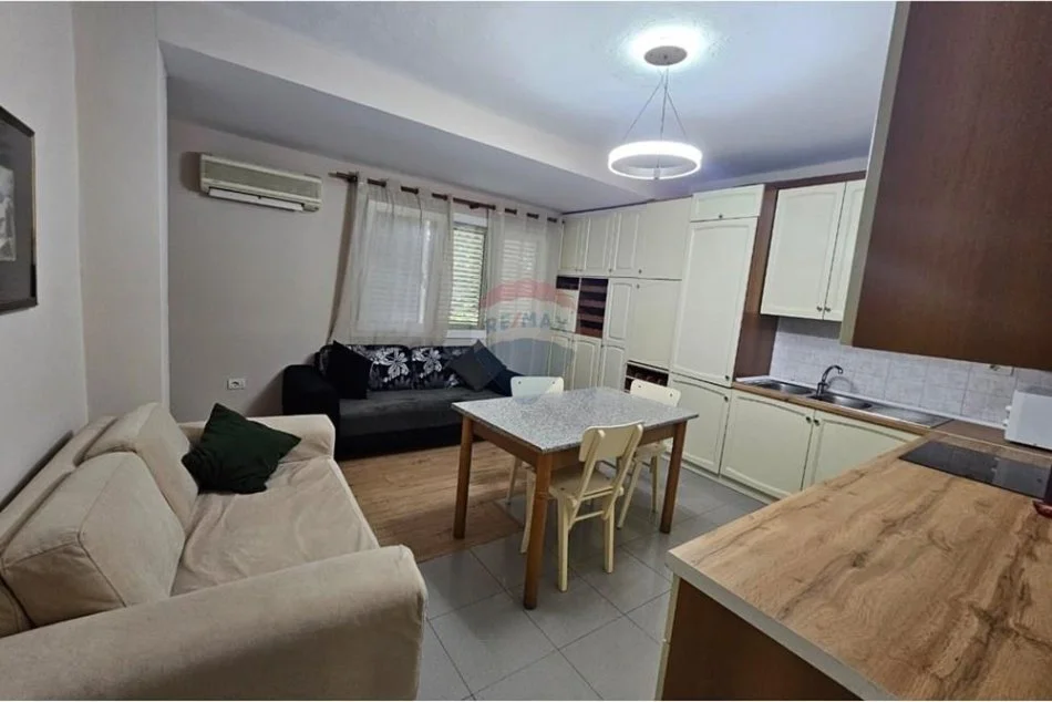 Tirane, jepet me qera apartament 1+1 Kati 2, 90 m² 650 € (Brryli, Tiranë)