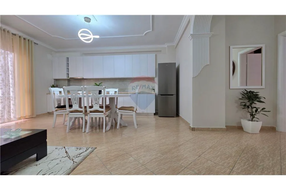 Vlore, shitet apartament 2+1+Ballkon Kati 8, 120 m² 186.000 € (Rruga e Cipajve, Vlore)