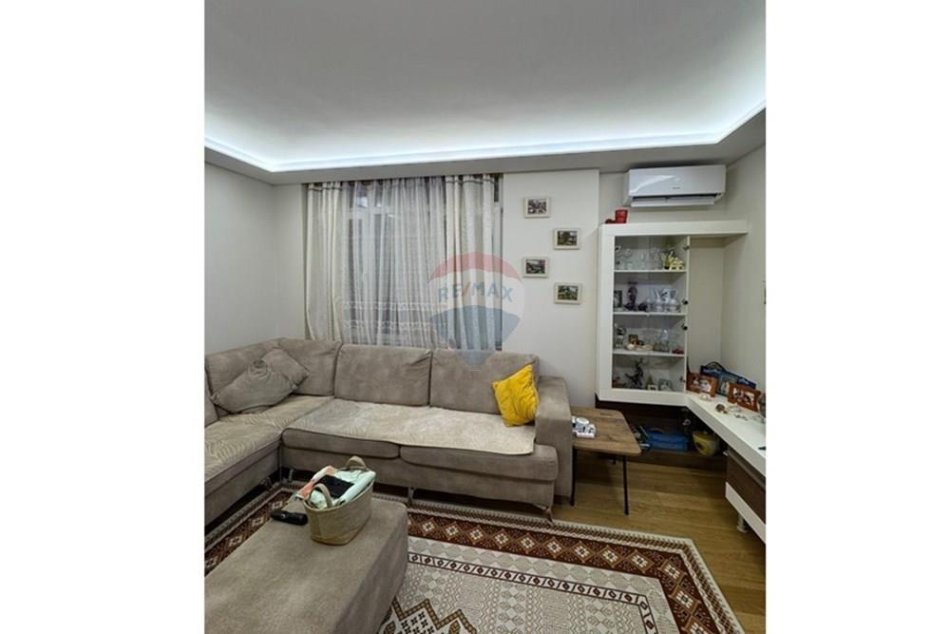 Tirane, jepet me qera apartament 3+1 , 86 m² 900 € (Shkolla e Kuqe)