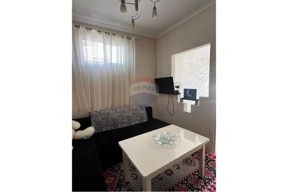 Tirane, jepet me qera apartament 1+1 , 60 m² 400 € (Rruga e Kavajes)