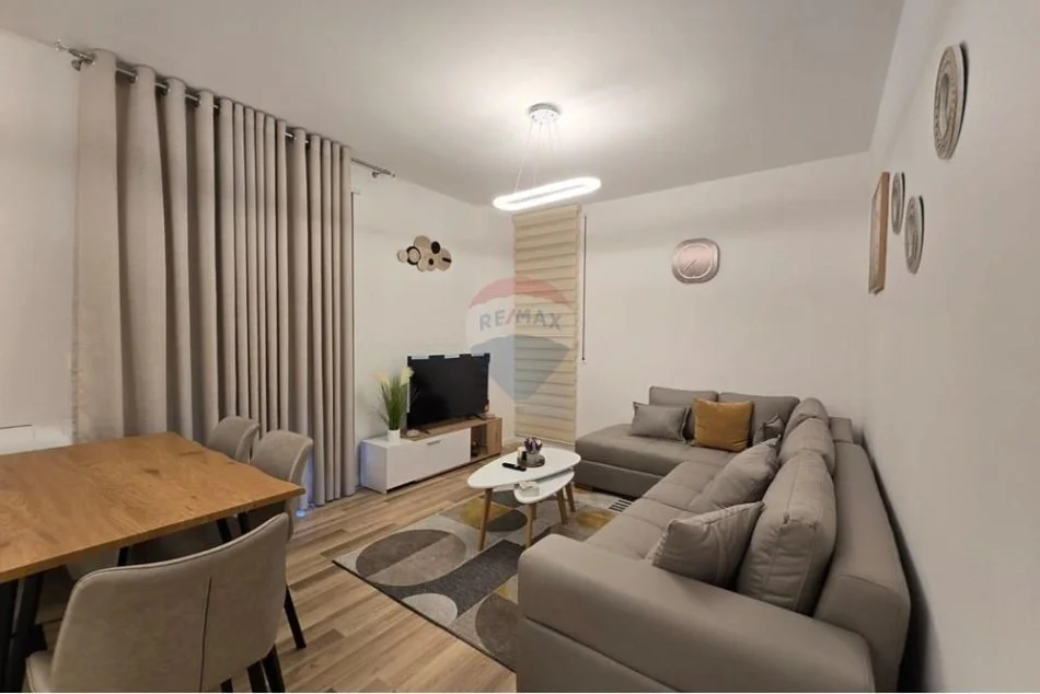 Tirane, jepet me qera apartament 2+1+Ballkon Kati 4, 110 m² 800 € (Prane Shkolles se Baletit)